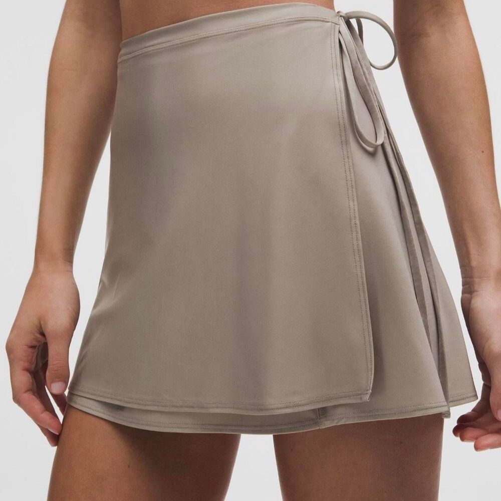 Lululemon Women's Cream and Gold Skirt
